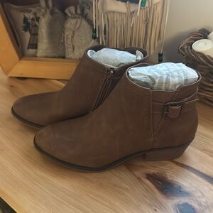New never worn market & spruce ankle boot size 7.5.
